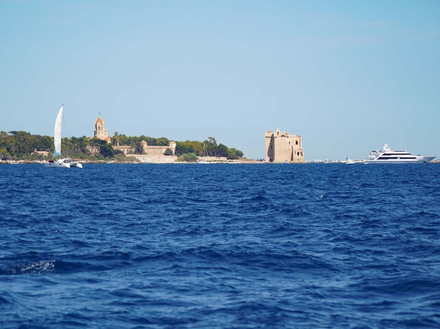 Îles de Lérins : ce mouillage unique conserve un charme d'un autre temps grâce à la présence de son abbaye de Lérins au Sud de l'île de Saint-Honorat. Îles de Lérins : ce mouillage unique conserve un charme d'un autre temps grâce à la présence de son abbaye de Lérins au Sud de l'île de Saint-Honorat.