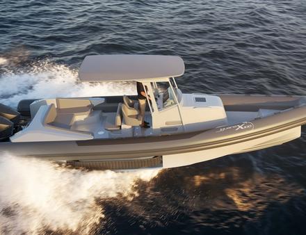 Le X-100 reprend la carène de son prédécesseur ainsi que les chenilles qui en ont fait le succès, mais avec une coque rigide gonflable, et une motorisation 2 x 300 ch. Nautisme Article