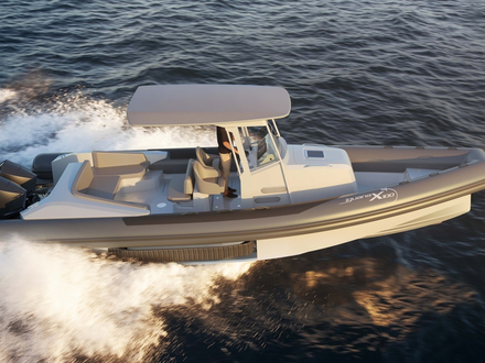 Le X-100 reprend la carène de son prédécesseur ainsi que les chenilles qui en ont fait le succès, mais avec une coque rigide gonflable, et une motorisation 2 x 300 ch. Nautisme Article