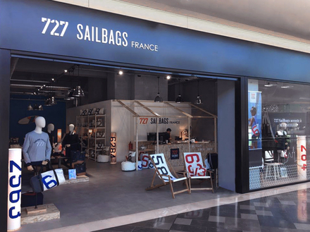 727 Sailbags et ses nouveaux dirigeants choisissent de renforcer leur présence dans le sud de la France avec l'ouverture d'un nouveau magasin à Marseille au coeur des Terrasses du Port. 727 Sailbags et ses nouveaux dirigeants choisissent de renforcer leur présence dans le sud de la France avec l'ouverture d'un nouveau magasin à Marseille au coeur des Terrasses du Port.