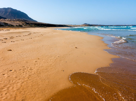 Située en contrebas de la plus grande ville de l'archipel, ces grandes plages de sable fin et eau turquoise sont une étape incontournable de votre séjour. Température de l'eau : 22°C !