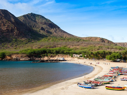 En dehors de la ville, l'environnement très boisé vous invitera aux randonnées. Vous découvrirez alors de magnifiques paysages de montagnes. Ici, la plage de Tarrafal.