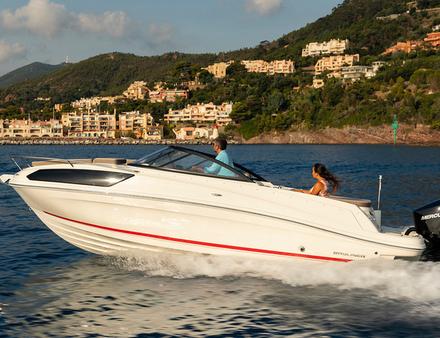 Le Bayliner VR6 Cuddy bénéficie des carènes dernière génération, coque plus longue et plus de volume à l?arrière ce qui lui donne plus de portance et lui évite de trop déjauger. Nautisme Article