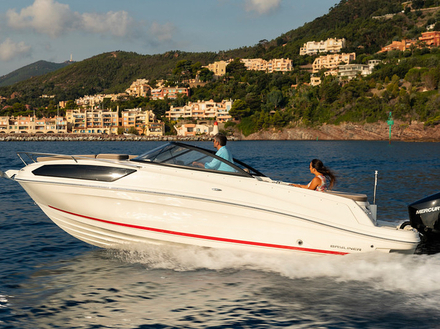 Le Bayliner VR6 Cuddy bénéficie des carènes dernière génération, coque plus longue et plus de volume à l?arrière ce qui lui donne plus de portance et lui évite de trop déjauger.  Le Bayliner VR6 Cuddy bénéficie des carènes dernière génération, coque plus longue et plus de volume à l?arrière ce qui lui donne plus de portance et lui évite de trop déjauger.