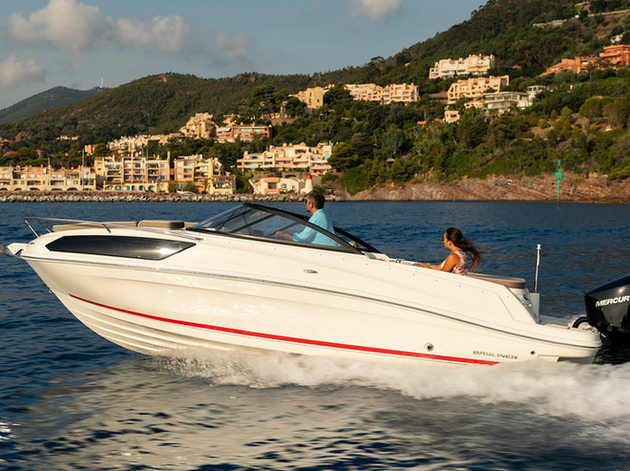 Le Bayliner VR6 Cuddy bénéficie des carènes dernière génération, coque plus longue et plus de volume à l?arrière ce qui lui donne plus de portance et lui évite de trop déjauger. Nautisme Article