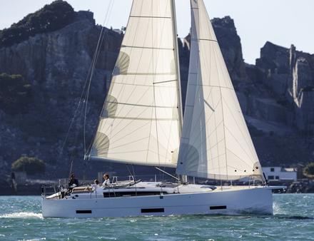 Le Dufour 390 Grand Large, avec son roof plus large, voit sonespace intérieur optimisé sans nuire au confort de passage sur les passavants. Nautisme Article
