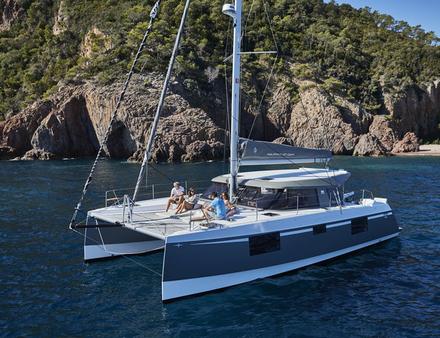 Le Nautitech 40 Open se distingue notamment par son extrême maniabilité, avec deux poste de barre à la visibilité optimale. Nautisme Article