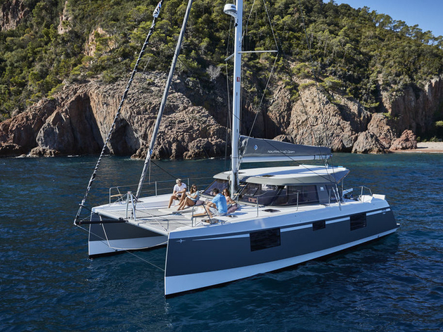 Le Nautitech 40 Open se distingue notamment par son extrême maniabilité, avec deux poste de barre à la visibilité optimale. Nautisme Article