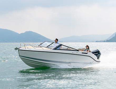 Le Quicksilver 675 Cruiser peut accueillir jusqu'à sept personnes à son bord. Son poste de pilotage ergonomique et son cockpit profond assurent une parfaite sécurité pour tout l'équipage. Nautisme Article