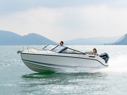 Le Quicksilver 675 Cruiser peut accueillir jusqu'à sept personnes à son bord. Son poste de pilotage ergonomique et son cockpit profond assurent une parfaite sécurité pour tout l'équipage.  Le Quicksilver 675 Cruiser peut accueillir jusqu'à sept personnes à son bord. Son poste de pilotage ergonomique et son cockpit profond assurent une parfaite sécurité pour tout l'équipage.