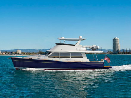 Le Grand Banks 54 reprend les codes du GB60 et GB60 Skylounge, notamment en termes de design et de construction, avec une coque infusée et l'utilisation de la fibre de carbone pour la structure.