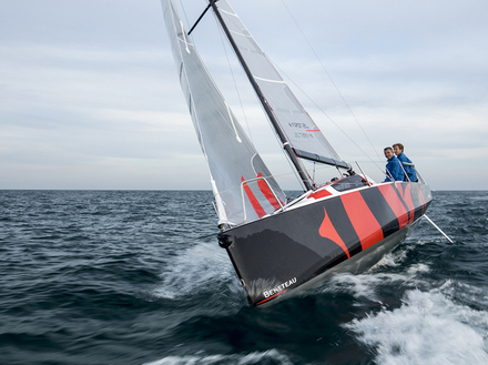 A l'occasion de la First Cup, le chantier vendéen met à disposition une flotte de quinze bateaux, assortis de tous les moyens logistiques et humains nécessaires.