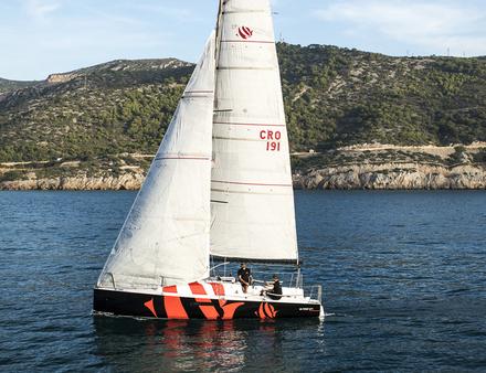 Parallèlement à l'organisation en France de la First Cup, Bénéteau rassemblera dans différents pays d'Europe les propriétaires de First 18, 24 et 27. Nautisme Article