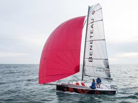 First 18, 24 et 24 participeront à diverses courses en Europe en Croatie, Danemark, Italie, Suisse... Ici un First 18. Nautisme Article