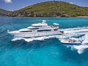 Johnson 110 Skylounge, nouveau superyacht avec pilothouse