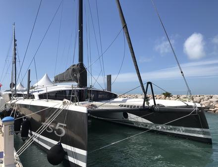 Plus de 60 catamarans et trimarans exposés à flot. Un évènement mondial unique en son genre ! Ici le Marsaudon TS5. Nautisme Article
