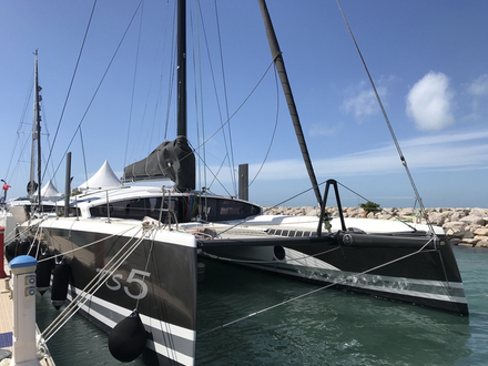 Plus de 60 catamarans et trimarans exposés à flot. Un évènement mondial unique en son genre ! Ici le Marsaudon TS5. Nautisme Article