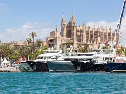 Le port de Palma en Espagne, accueille le Palma International Boat Show pour cinq jours d'exposition à terre et à flot : au programme, des avant-premières internationales, des essais...