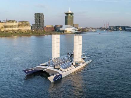 Les ailes Oceanwings vont permettre de réduire la consommation énergétique du navire, d'accélérer sa vitesse mais surtout de produire de l'énergie et de l'hydrogène tout en naviguant. 