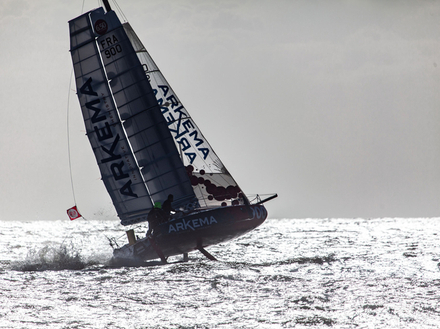 Lalou collabore étroitement avec le pôle R&D du Groupe Arkema pour la mise en place de technologies innovantes sur le futur trimaran, tout en tenant compte d'une jauge plus stricte que pour le Mini 6.50.