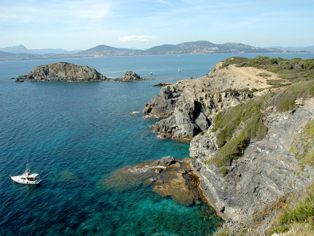On retrouve de nombreux mouillages le long de la presqu'île de Giens, certains plus ou moins bien abrités ! Nautisme Article