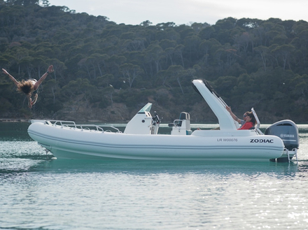 En option, l'arceau donne un sacré look au semi-rigide. Il peut intégrer des haut-parleurs "Fusion" et s'accompagner d'un bimini. En option, l'arceau donne un sacré look au semi-rigide. Il peut intégrer des haut-parleurs "Fusion" et s'accompagner d'un bimini.