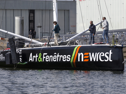 Après 4 mois de chantier, le monocoque de Fabrice Amedeo a retrouvé son élément à Lorient : c'est le point de départ d'une nouvelle saison de courses, bien chargée !