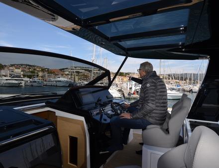 Le déjaugeage s'effectue rapidement et sur une mer plate, nous atteignons en pointe facilement 33 noeuds. Nautisme Article
