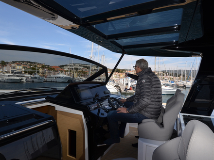 Le déjaugeage s'effectue rapidement et sur une mer plate, nous atteignons en pointe facilement 33 noeuds. Nautisme Article