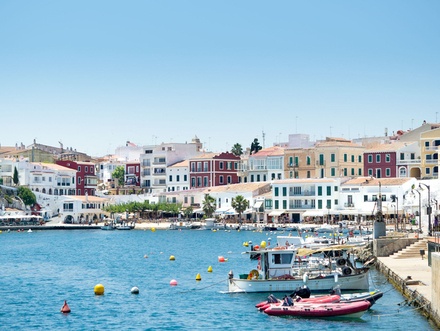 A visiter, à pied ou à vélo, vous pouvez faire le tour de l'île rapidement en passant par les meilleurs endroits de Minorque comme la Ciutadella dont la veille ville est classée au patrimoine historique.