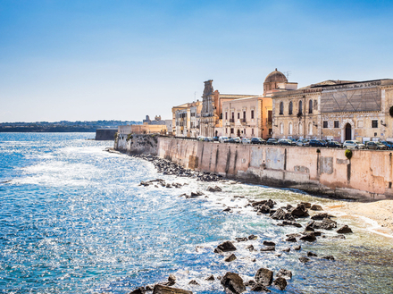 Syracuse bénéficie d'une situation privilégiée, blottie au pied des collines boisées et orientée face au sud-est : vous avez le soleil dès son lever jusqu'en milieu d'après-midi. 