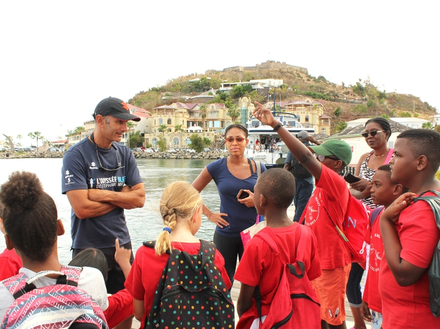 Stéphane et ses équipes ont sensibilisé un millier d'enfants à la dépollution des fonds marins après le passage des ouragans de 2017 et ont fait don d'une tonne de matériel de plongée. Stéphane et ses équipes ont sensibilisé un millier d'enfants à la dépollution des fonds marins après le passage des ouragans de 2017 et ont fait don d'une tonne de matériel de plongée.