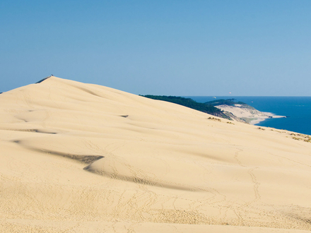 La température de l'eau n'est pas encore bien chaude, autour de 15° à 16°C. Mais vous pouvez bénéficier de très belles journées au ciel d'azur.