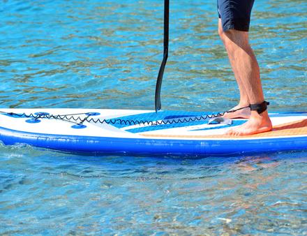 Le leash vous permet de ne pas perdre votre planche en cas de chute, évitant ainsi de vous retrouver seul dans l'eau en difficulté. Nautisme Article