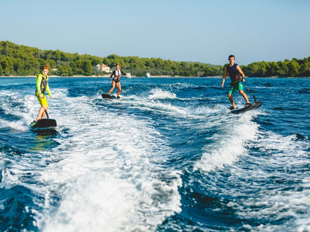 Entre le surf et le jet-ski, le jet-surf est une nouvelle activité plébiscitée par les fans de glisse et de vitesse. Trois modèles sont proposés et une version électrique est sur le point d'arriver. Entre le surf et le jet-ski, le jet-surf est une nouvelle activité plébiscitée par les fans de glisse et de vitesse. Trois modèles sont proposés et une version électrique est sur le point d'arriver.