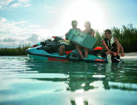 Spécialement adapté à la pratique du wakeboard, cette motomarine trois places dispose d?un mât de ski rétractable, d?un support pour poser la planche et d?une plateforme arrière. Nautisme Article