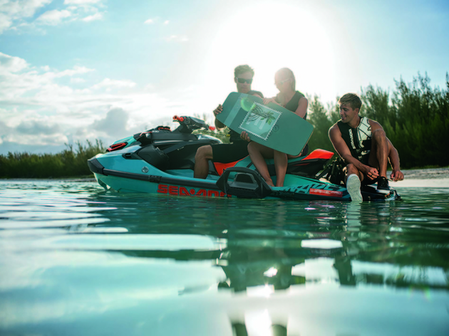 Spécialement adapté à la pratique du wakeboard, cette motomarine trois places dispose d?un mât de ski rétractable, d?un support pour poser la planche et d?une plateforme arrière. Nautisme Article