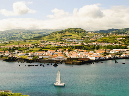 Les distances entre les îles aux Açores sont assez importantes, ce sont donc de longues navigations qui vous attendent, parfaites pour les « voileux » expérimentés. Les distances entre les îles aux Açores sont assez importantes, ce sont donc de longues navigations qui vous attendent, parfaites pour les « voileux » expérimentés.
