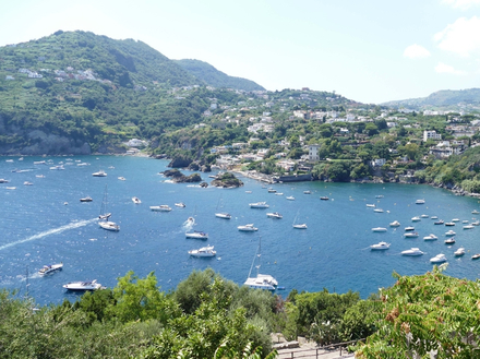 Les distances entre les îles sont courtes et vous aurez le temps de naviguer et de profiter des visites à terre, une fois au mouillage. C'est la destination idéale pour les familles et un programme de navigation détente.