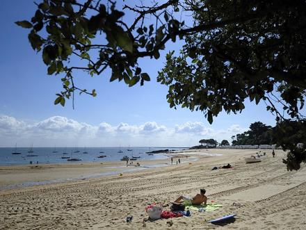 Abrité des vents d'Ouest, ce mouillage sent déjà le Sud avec sa côte plantée d'arbres d'essences méditerranéennes. Abrité des vents d'Ouest, ce mouillage sent déjà le Sud avec sa côte plantée d'arbres d'essences méditerranéennes.