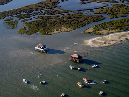Le Sud-Est de l'île offre de nombreuses occasions de jeter l'ancre en évitant les vasières. 