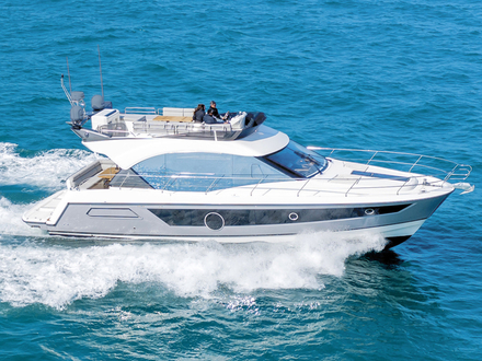 Très attendu, ce motor yacht haut de gamme de 16,25 mètres de long et 4,60 de large marque l'arrivée de la génération « smart luxury » Monte Carlo.