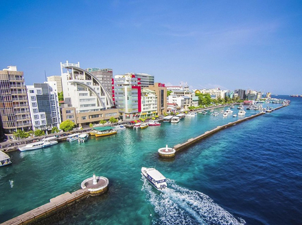 Les nombreuses plages des Maldives sont réputées pour leur sable fin, leurs atolls coralliens, et des fonds marins offrant une biodiversité incroyable. Les nombreuses plages des Maldives sont réputées pour leur sable fin, leurs atolls coralliens, et des fonds marins offrant une biodiversité incroyable.