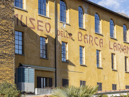Installé dans une ancienne filature, ce musée chargé d'histoire rassemble une magnifique collection de canots automobiles, voiliers et autres embarcations anciennes.  Installé dans une ancienne filature, ce musée chargé d'histoire rassemble une magnifique collection de canots automobiles, voiliers et autres embarcations anciennes.