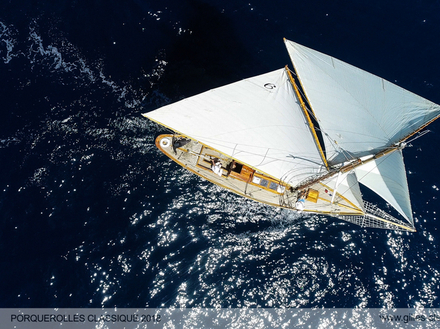 Sur le plan d'eau de la Porquerolle's Classic, pr&egrave;s de 50 yachts attendus. Toujours magique... 