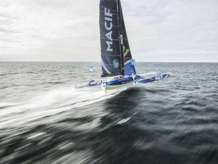 Le record de vitesse de François Gabart et de son trimaran MACIF est de 49,4 noeuds sur la Route du Rhum Le record de vitesse de François Gabart et de son trimaran MACIF est de 49,4 noeuds sur la Route du Rhum