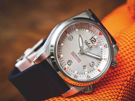 Cette montre aux couleurs de la SNSM présentée en 2 versions de cadrans se distingue par de fines touches orange pour une lisibilité optimale. Cette montre aux couleurs de la SNSM présentée en 2 versions de cadrans se distingue par de fines touches orange pour une lisibilité optimale.