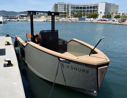 Le poste de pilotage surélevé avec vision panoramique se situe au centre du bateau. Il est abrité sous un binimi rigide. Nautisme Article
