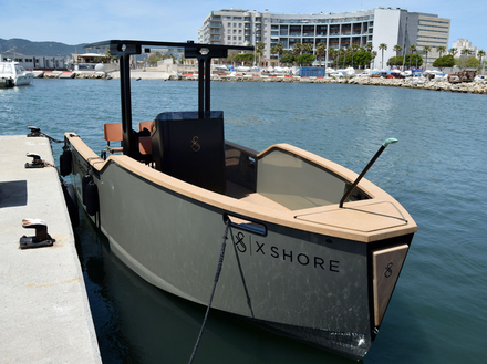 Le poste de pilotage surélevé avec vision panoramique se situe au centre du bateau. Il est abrité sous un binimi rigide. Le poste de pilotage surélevé avec vision panoramique se situe au centre du bateau. Il est abrité sous un binimi rigide.