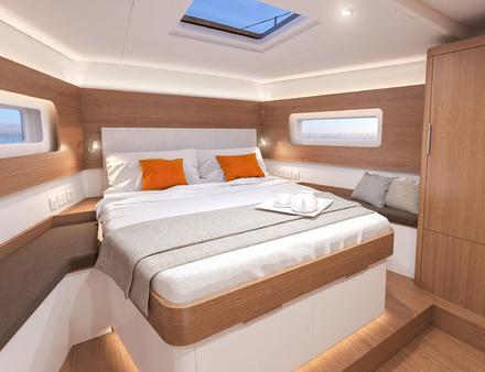 L'intérieur du First Yacht 53 est proposé en trois cabines et deux salles d'eau avec une cabine de propriétaire à l'avant et en option trois cabines et trois salles d'eau et une cabine skipper. Nautisme Article